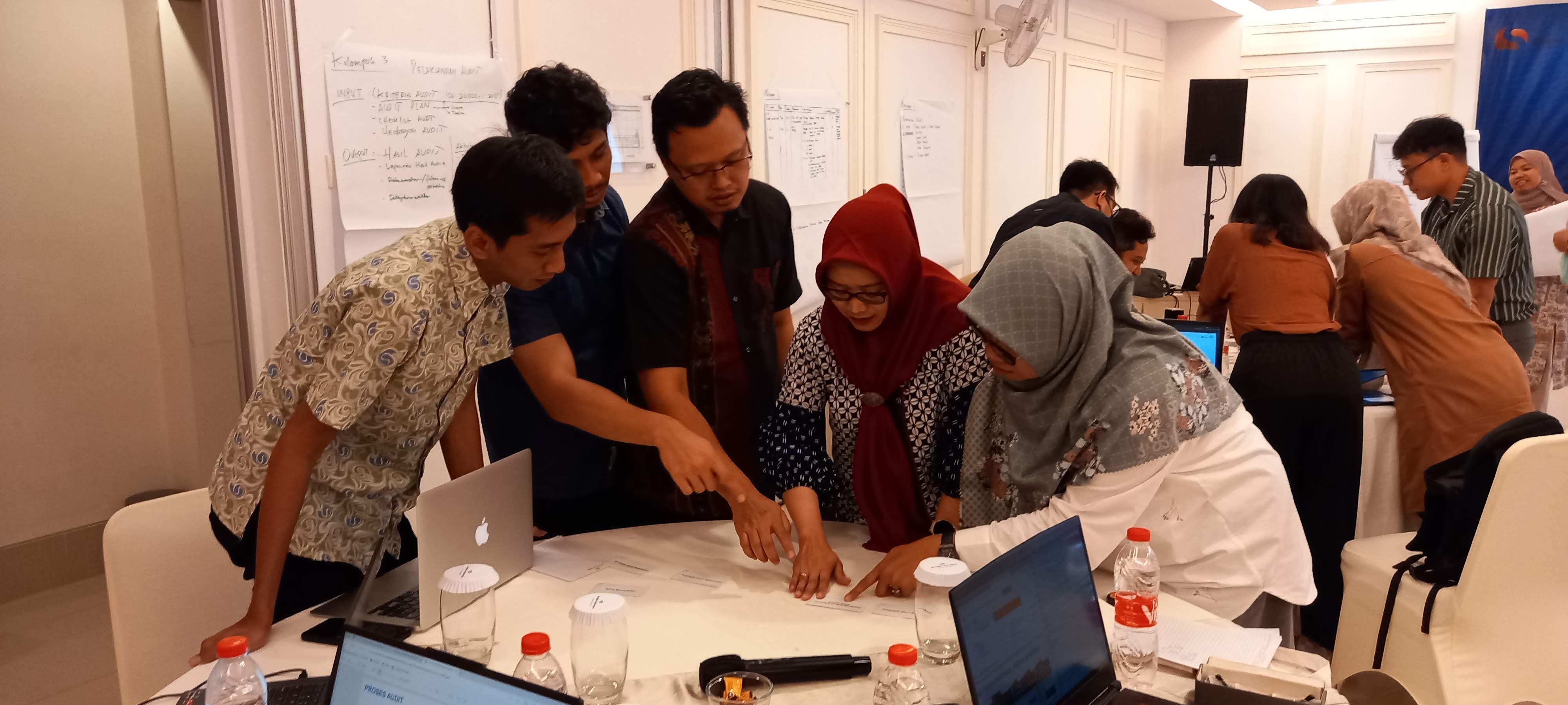 Diskusi peserta Pelatihan serius tapi santai, membuat hasil pelatihan mudah diserap peserta