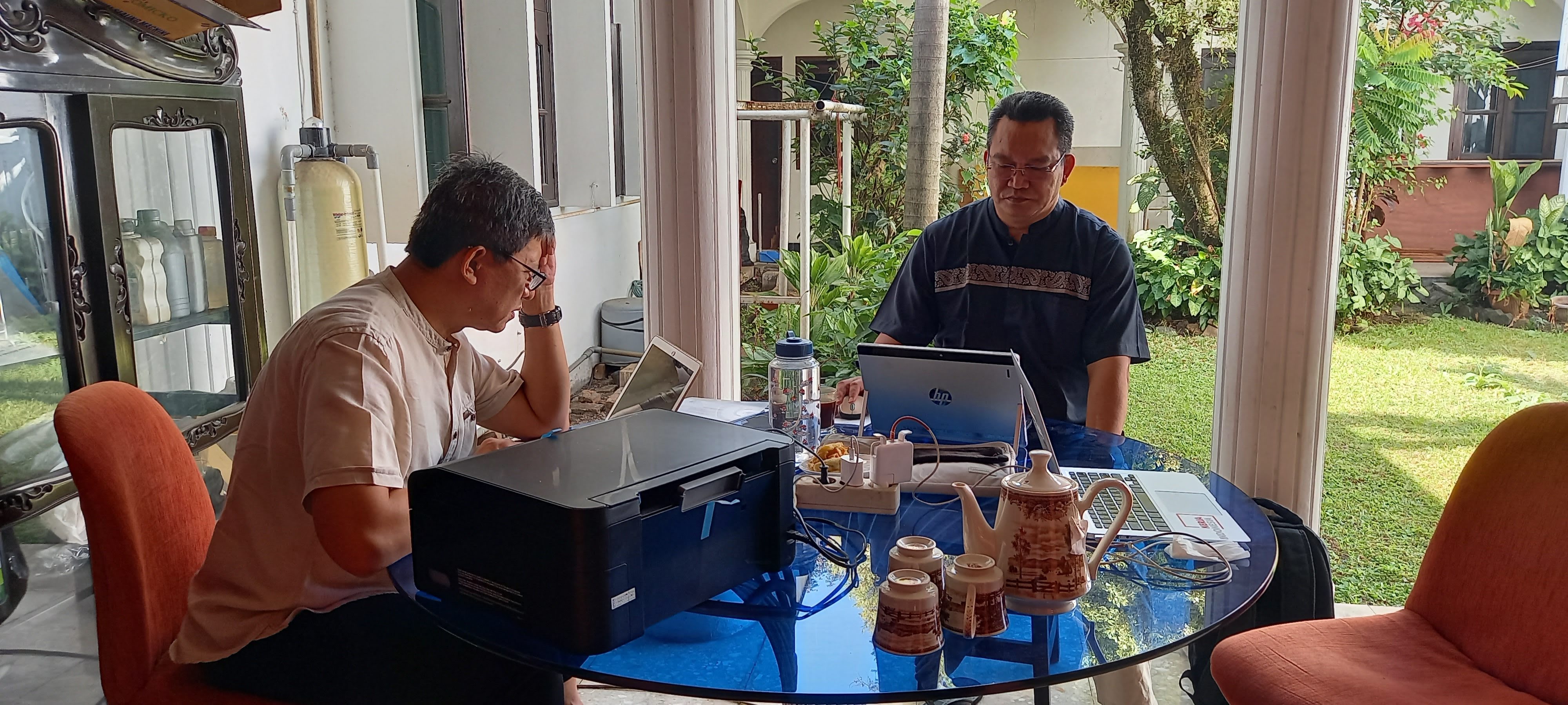 Menekuni pekerjaan di temani secangkir Teh Hangat dipagi hari