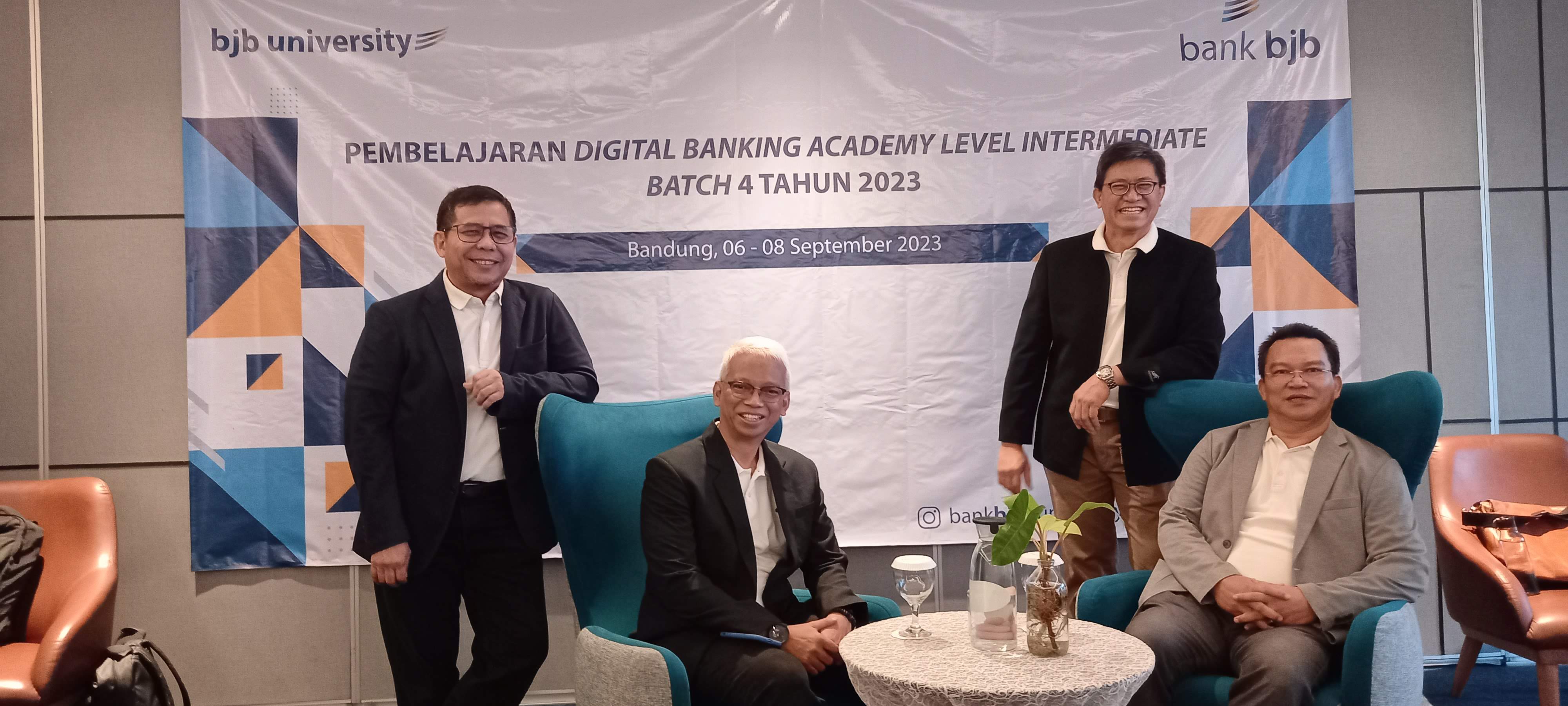 Para Trainner Sitama di Peningkatan Digital Marketing Bank BJB